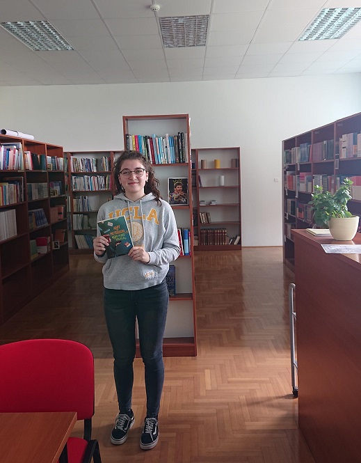 Uenica Claudia Bencari u kolskoj knjinici